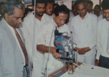 සුද්දියන්ට ජංගි මහනවා කියලා මඩ ගැහුවා! ප්‍රේමදාස බය නැතිව ගමේ ඇඟලුම් පටන් ගත්තා! හැබැයි කතාව මිනිස්සුන්ට දැන් අමතකයි! Sri Lanka Latest News