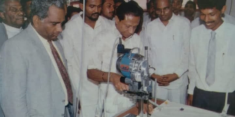 සුද්දියන්ට ජංගි මහනවා කියලා මඩ ගැහුවා! ප්රේමදාස බය නැතිව ගමේ ඇඟලුම් පටන් ගත්තා! හැබැයි කතාව මිනිස්සුන්ට දැන් අමතකයි! Sri Lanka Latest News