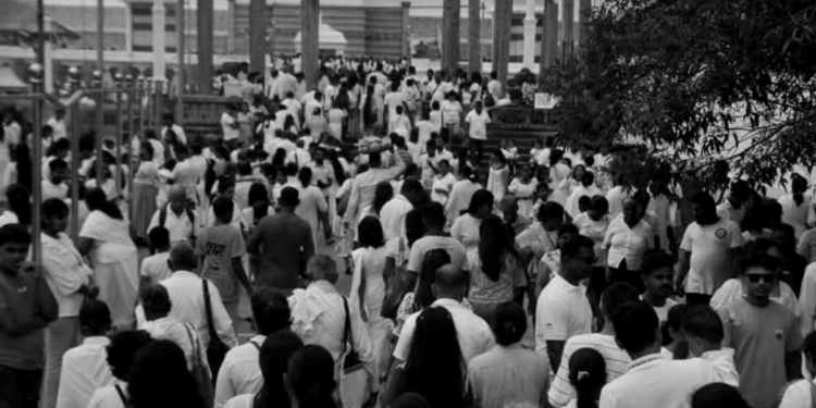 25,000කට අධික පිරිසක් ආවා! රාත්‍රී 3ක් – දවල් 4ක් හිටියා! කිසිම පොලිස් නිලධාරියෙක් නෑ! කිසිම ආරවුලක් ගැටුමක් නෑ! එක කුණු බිඳක් නගරයේ තිබ්බේ නෑ! 1865 පොසොන් උත්සවය ගැන අනුරපුරේ සුදු ඒජන්තයා එංගලන්ත ආණ්ඩුවට යවපු වාර්තාව! ඒ විනය අද කෝ? Sri Lanka Latest News