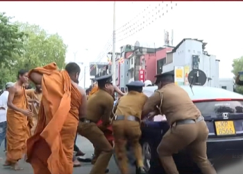 මේවට කියන්නේ මර්දනයද? නැත්නම් ප්‍රජාතන්ත්‍රවාදයද? දන්න සහෝදරයෙක් කියමුකො බලන්න! VIDEO I Sri Lanka Latest News