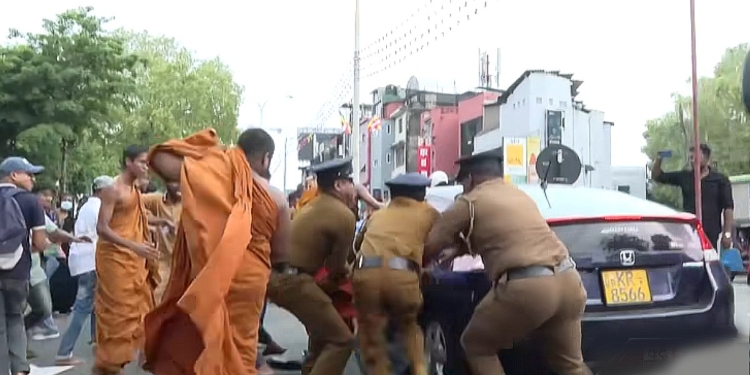 මේවට කියන්නේ මර්දනයද? නැත්නම් ප්‍රජාතන්ත්‍රවාදයද? දන්න සහෝදරයෙක් කියමුකො බලන්න! VIDEO I Sri Lanka Latest News