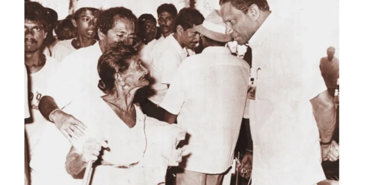 ප්රශ්න විසඳන්න මිනිස්සුන්ගේ දෙපතුල් ගාවාට ප්රේමදාස යන්න පටන්ගත් හැටි! Sri Lanka Latest News