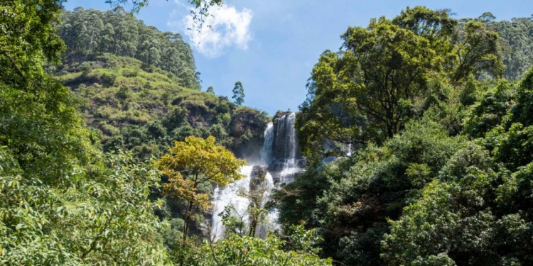 රිදී කඳන් වගේ බිමට කඩන් හැලෙන බෝඹුරු ඇල්ල! Sri Lanka Latest News