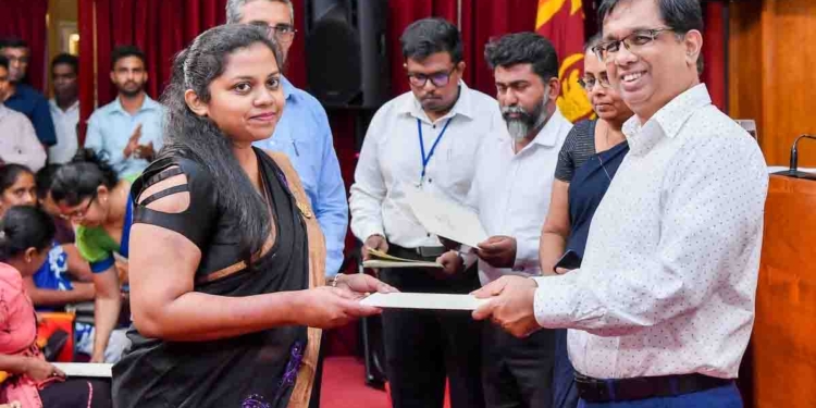 ජනාධිපති අරමුදල ගමට අරන් යන වැඩේ සාර්ථකයි! ගමේ නිලධාරීන්ට පුහුණු වැඩමුලුවක් තියයි! PHOTOS I Sri Lanka Latest News