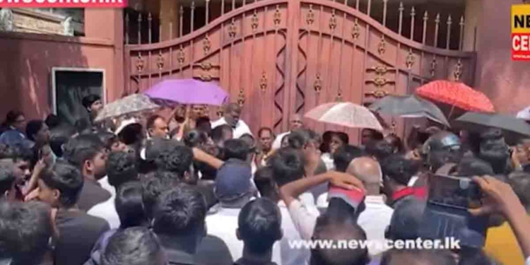 කොටහේනේ දරුවෙක් ගොඩනැගිල්ලකින් වැටී මියගිය සිද්ධියට අද බම්බලපිටිය රාමනාදන් විදුහල ඉදිරිපිට දෙමව්පියන් ලොකු විරෝධතාවක! පාසැල් ගුරුවරයෙක් දරුවා අපයෝජනය කරලලු! දරුවා සියදිවි නසාගෙනලු! කැරලි මර්දන ඒකකයත් කැඳවයි! VIDEO I Sri Lanka Latest News