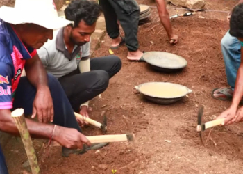 ආණ්ඩුවේ ඇමැති අලුත් ව්‍යාපෘතියක් ආරම්භ කරයි! පිරිත් සජ්ජායනා මැද රිටිගල කැළේ බන්දා පොකුණේ කැනීම් අරඹයි! VIDEO  I Sri Lanka Latest News