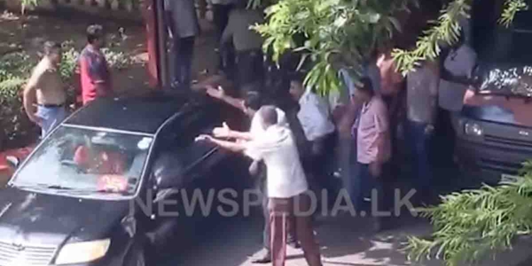 ජාතික රූපවාහිනියේ කචල් එකක්! සේවකයන් එකතු වී ලොක්කෙක්ට හූ කියා පන්නයි! සමාජ මාධ්‍යයේ යන වීඩියෝව මෙන්න! VIDEO I Sri Lanka Latest News
