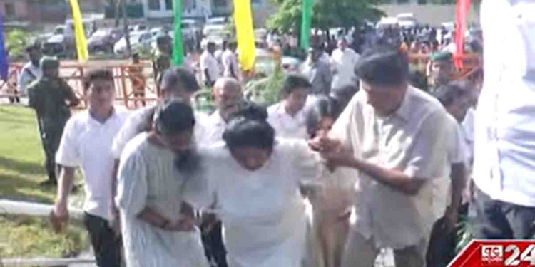 අම්මාවත් හයියෙන් අල්ලගෙන තාත්තාව ත්රස්තවාදීන් විසින් මරා දාපු දිනය අනුස්මරණය කරන්න සජිත් කෙසෙල්වත්තට ආපු හැටි! VIDEO I Sri Lanka Latest News