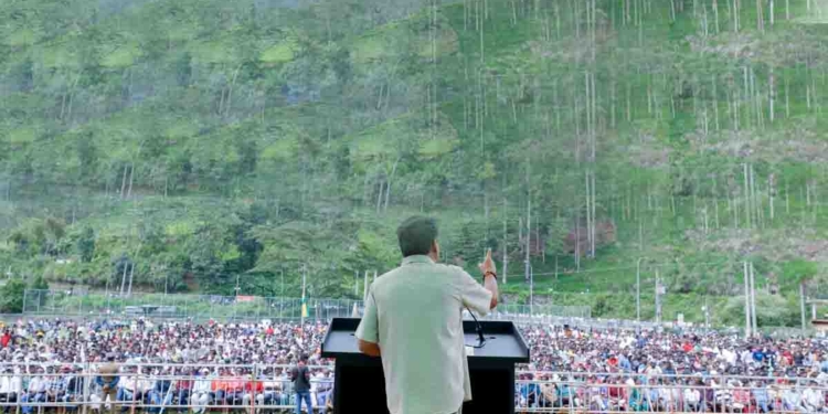 වතුකරයේ දහස් ගණනක් වැඩකරන ජනතාව ඉදිරියේ තිබ්බ සජබ මැයි රැලියේදී සජිත් මාලිමා ආණ්ඩුවේ ආර්ථික ප්‍රතිපත්තිය පතුරු ගහයි! පච මාලිමාවත් රනිල් සරණං ගච්ඡාමි! IMF ගිවිසුමේ ඒ විදිහටම ඉස්සරහට යාමෙන් දුප්පත් ජනතා‌වගේ EPF එකට ETF එකට දෙයියන්ගෙම පිහිටයි! VIDEO & PHOTOS I Sri Lanka Latest News