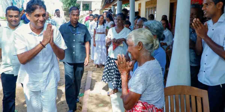 රණසිංහ ප්‍රේමදාස හදපු කඹුරුපිටියේ ‘නාකන්දපුර’ උදා ගම්මානයේ තත්ත්වය සොයා බලන්න සජිත් යයි! මිනිස්සුන්ගේ දුක්ගැනවිලිවලට සවන් දෙයි! විසඳුම් දෙන්න සියල්ල සූදානම්! VIDEO & PHOTOS I Sri Lanka Latest News