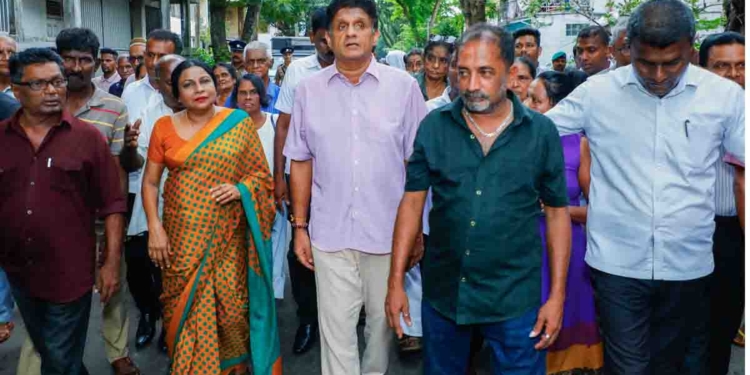 කොළඹ බලය අල්ලන්න කලින් සජිත් කොළඹ වටේ ඇවිදලා කරන්න ඕන වැඩ කොටස ගැන සොයා බලයි! මේ පොඩි මිනිස්සු පිරිවරාගෙන මාළිගාවත්තට ආපු හැටි! VIDEO & PHOTOS I Sri Lanka Latest News
