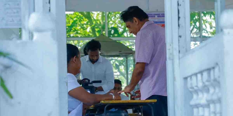සජිත් රාජගිරියේ විවේකාරාම පුරාණ විහාරස්ථානයේදී ඡන්දය දමයි! PHOTOS I Sri Lanka Latest News