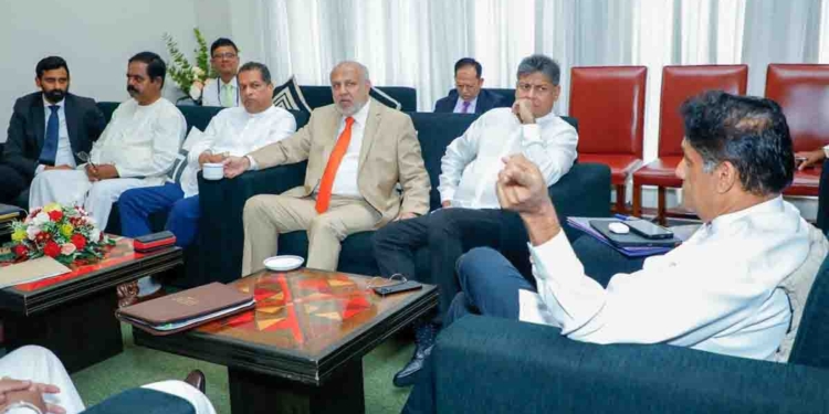 මරණ තර්ජන-ආරක්ෂාව බිඳ වැටීම ගැන කතා කරන්න විපක්ෂයේ සියලු පක්ෂ නායකයන් විපක්ෂනායක සජිත් හමුවෙයි! පොලිස්පති-ප්‍රභූ ආරක්ෂක අංශයේ අධ්‍යක්ෂ පාර්ලිමේන්තුවට කැඳවීම ඇතුලු තීන්දු රැසක් ගනී! කතානායක හමුවී තින්දු සියල්ල දැනුම් දෙයි! VIDEO & PHOTOS I Sri Lanka Latest News
