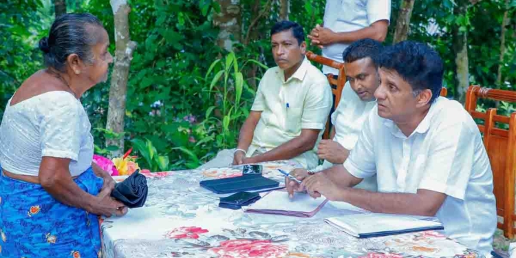 තාත්තා වගේම පුතා සජිතුත් පොඩි මිනිස්සුන්ගේ දෙපතුල ළගට ගිහින් ප්‍රශ්න ගැන හොයා බලයි! මේ තාත්තා හදපු ‘උල්ලල මාස්මුල්ල’ උදා ගම්මානයට ගිහින් මිනිස්සුන්ගේ ප්‍රශ්න ගැන හොයලා බලපු හැටි! VIDEO & PHOTOS I Sri Lanka Latest News