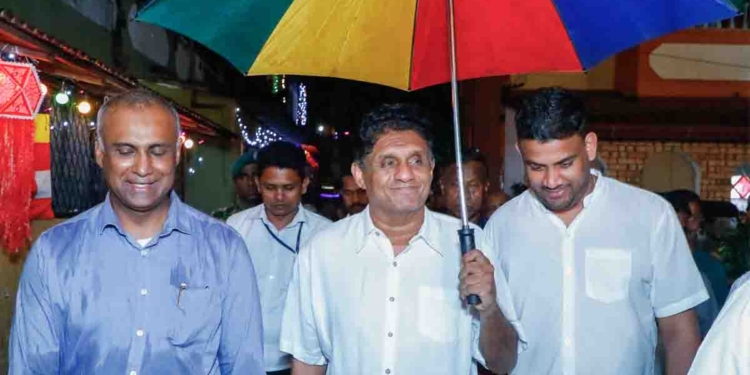 පොඩි මිනිස්සුන්ගේ ප්‍රශ්නවලට උත්තර හොයන් යන සජිත්ගේ ‘ගමින් ගමට නගරයෙන් නගරයට’ ගමන මහ වැස්සටවත් නවත්වන්න බැරිවෙයි! මේ මහවැස්සේ බටහිර කුට්ටියාවත්ත 797 නිවාස සංකීර්ණයට සජිත් ආ හැටි! VIDEO & PHOTOS I Sri Lanka Latest News