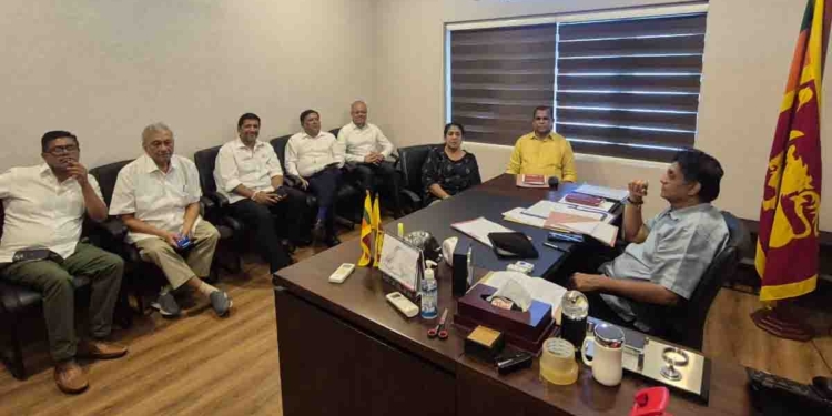 මුලු රටම බලන් හිටපු එකතු වීම අද සිද්ධ වුණා! UNP සියලුම නායකයෝ සජිත්ව හමුවෙලා කරපු සාකච්ඡාවේ ඡායාරූප මෙන්න! ඒකාබද්ධ නිවේදනයත් මෙන්න! PHOTOS I Sri Lanka Latest News