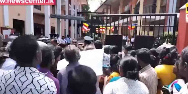 වීරකැටියේ උණුසුම් තත්ත්වයක්! ගමක්ම ඇවිත් ප්‍රාදේශීය ලේකම් කාර්යාලය වටලයි! VIDEO I Sri Lanka Latest News