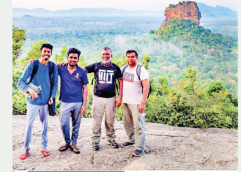 සීගිරියට උඩින් පායන මන්දාකිණිය බලන්න පිදුරංගල කඳු මුදුනට මහ රෑ ගිය ගමන! මොන තරම් චමත්කාරජනකද? ඇයි සීගිරිය රෑට විවෘත නොකරන්නේ? Sri Lanka Latest News