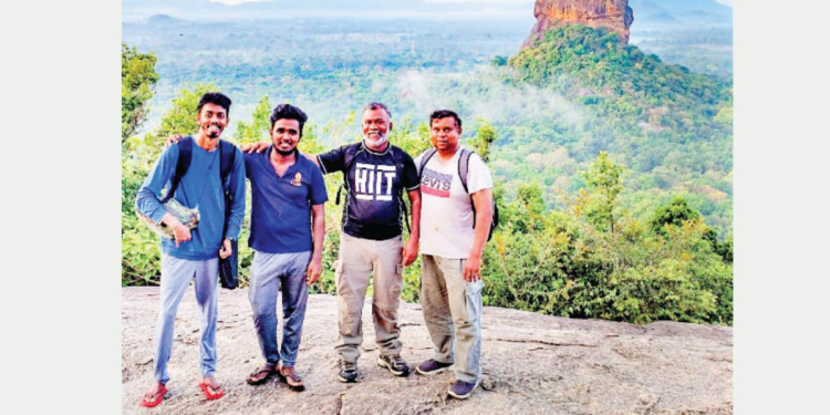 සීගිරියට උඩින් පායන මන්දාකිණිය බලන්න පිදුරංගල කඳු මුදුනට මහ රෑ ගිය ගමන! මොන තරම් චමත්කාරජනකද? ඇයි සීගිරිය රෑට විවෘත නොකරන්නේ? Sri Lanka Latest News