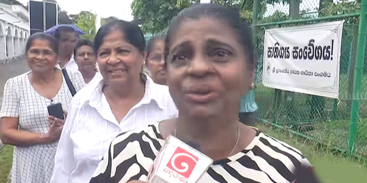 මාලනී ඉල්ලපු ආදරය මිනිස්සු දිගු පෝලිම්වල ඉඳන් ඇවිත් අවසන් වරට ලබාදෙයි! VIDEO I Sri Lanka Latest News