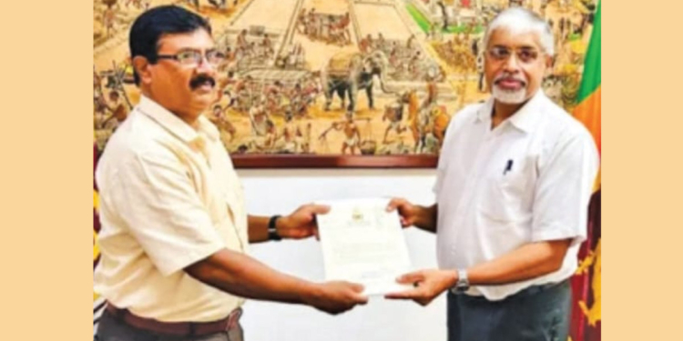 ආණ්ඩුවේ ලෙඩේ පළාත් සභාවලටත් බෝවෙයි ! මධ්‍යම ප්‍රවාහන සභාපති ඉල්ලා අස්වෙලා ගෙදර යයි! Sri Lanka Latest News