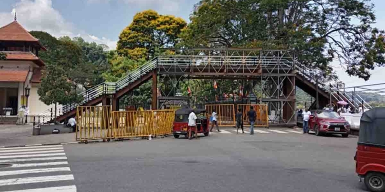 අතිඋතුම් දළදා මාළිගාවට මේ අවනම්බුව කරන්න එපා! ප්‍රදර්ශනය අවසන් වෙලා සතියක් ගිහිල්ලත් පාළම එතනමයි! PHOTOS I Sri Lanka Latest News