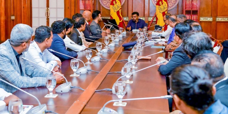 අනුර කලාකරුවන් හමුවෙයි! ප්රශ්න ගැන කතාකරයි! PHOTOS I Sri Lanka Latest News