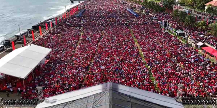 මාලිමා රැස්වීම්වල හරියට ළමයි අතරමං වෙනවා..! ඊට පස්සේ සහෝදරවරු හොයලා දෙනවා..! මතකද පහුගිය කාලෙ පොඩි දරුවෙක් සෙනග අතර තෙරපෙද්දී බේරගත්තා! VIDEO I Sri Lanka Latest News
