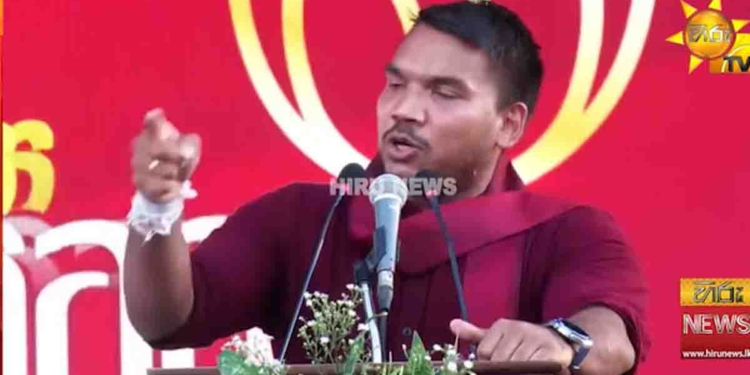 ‘ජනාධිපතිතුමනි.. අපි ඔයාට බය නෑ! ඔයාගෙ ආණ්ඩුවක් යටතේම මහින්ද රාජපක්ෂව නිදොස් කොට නිදහස් කරගන්නවා! පොහොට්ටුවේ ඉන්නෙ මහින්දගේ මිනිස්සු කියන එක මතක තියාගන්න’! පොහොට්ටු මැයි රැලියේදී තාත්තගේ වගකීම නාමල් කරට ගනී! ආණ්ඩුවට ලොකු අභියෝගයකුත් කරයි! VIDEO I Sri Lanka Latest News