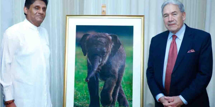 ඉන්දීය අගමැති මෝදිට දිවියෙක්ගෙ පින්තූරයක් දුන්න සජිත් නවසීලන්ත නියෝජ්ය අගමැතිටත් යාලේ අලි පැටවකුගේ ලොකු පින්තූරයක් දෙයි! Sri Lanka Latest News