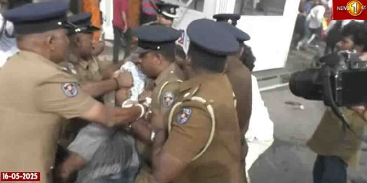 මෙන්න ටවුන්හෝල් එකේ කොල්ලන්ට ගහපු ගැහිල්ලේ තවත් දර්ශන! VIDEO I Sri Lanka Latest News