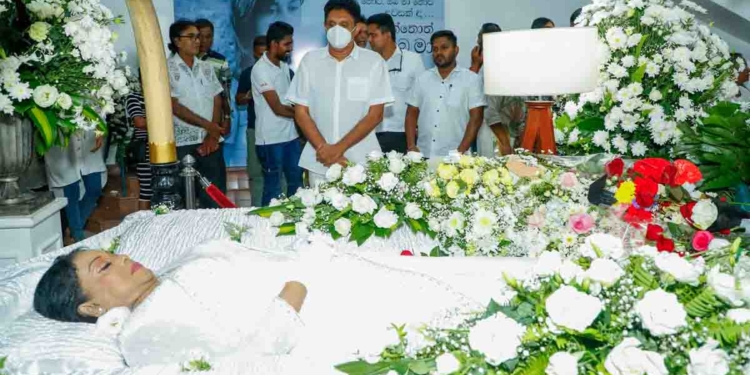 මාලිනියට සමුදෙන්න ආ විපක්ෂනායක සජිත් පොඩි කාලයේ නිළි රැජින ගැන මතකය සිහිපත් කරයි! VIDEO & PHOTOS I Sri Lanka Latest News