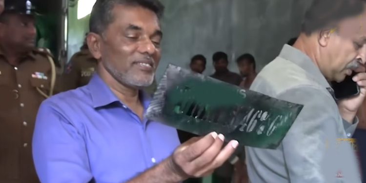ඡන්ද ප්‍රතිඵල වැඩකරලා වගේ! ඇමතිම ගිහිල්ලා හොර පොහොර ගබඩාවක් වටලයි! VIDEO I Sri Lanka Latest News
