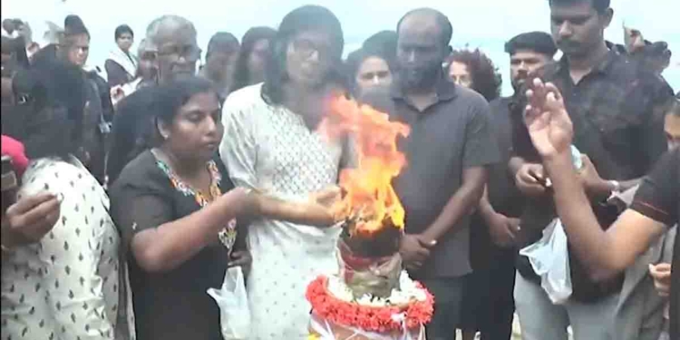 යුද්ධයෙන් මියගියවුන් සමරන්න වැල්ලවත්තේ තියපු සැමරුම් උත්සවයට පිරිසක් කඩා පනී! කුණුහරුප කියා බැන තර්ජනය කොට පිරිස එළවා දමා සැමරුම නවත්වයි! උණුසුම් තත්ත්වයක්! පොලිසියත් ගෙන්වයි! VIDEO I Sri Lanka Latest News