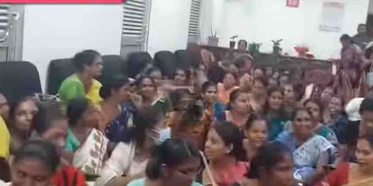 අධ්‍යාපන අමාත්‍යංශයේ උණුසුම් තත්ත්වයක්! ගුරුවරු ඇවිත් බිම වාඩිවෙයි! ප්‍රශ්න ගොඩයි! VIDEO I Sri Lanka Latest News