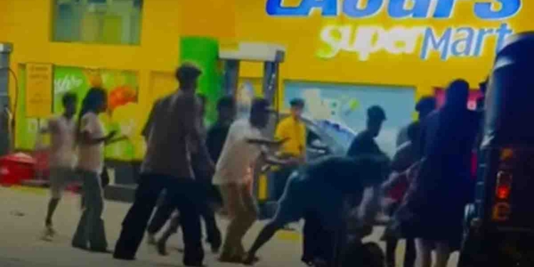 සිද්ධිය මොකද්ද කියලා නම් දන්නේ නෑ! හැබැයි කොල්ලො රංචුවක් එක කොල්ලෙක්ව බිම දාගෙන හෙල්මට්වලින් ඔළුවටම ගහනවා! බලමු පොලිසිය මේ හෙල්මට් චණ්ඩින්ට එරෙහිව ගන්න පියවර මොකද්ද කියලා! VIDEO I Sri Lanka Latest News