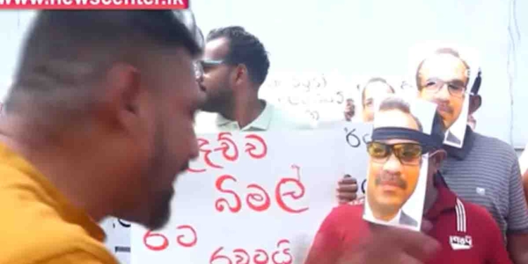 කන්ටේනර් තුන්සිය විසිතුනේ සටන මහපාරට! බිමල්ට එරෙහිව අල්ලස් කොමිසම ඉදිරිපිට විරෝධතාවක්! VIDEO I Sri Lanka Latest News