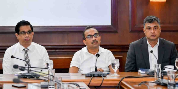 ගුවන් හමුදාවත් එක්ක එකතු වෙලා කොටුව බස් ස්ටෑන්ඩ් එක අලුතෙන් මවන්න බිමල් ලෑස්ති වෙයි! PHOTOS I Sri Lanka Latest News