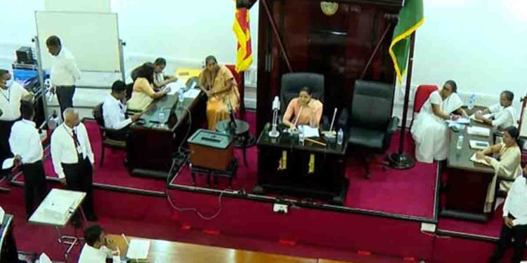 කොළඹ නගර සභාව ඇරඹේ! කොමසාරිස්වරිය රහස් ඡන්දයකට යන්න යෝජනා කරයි! විපක්ෂය විරුද්ධ වෙයි! විවෘත ඡන්දයක් ඉල්ලයි! වාද විවාදය දරුණුවට යයි! LIVE VIDEO I Sri Lanka Latest News