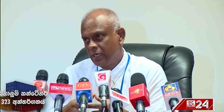තිබුණේ ප්‍රභාකරන්ගේ ආයුධද? රත්තරන්ද? පරීක්ෂා නොකර නිදහස් කරපු කන්ටේනර් 323 ගැන රේගුව අද මාධ්‍ය හමුවක් තියා නිදහස් කරපු බඩු මොනවද කියලා පැහැදිලි කරයි! කොහොමත් 60%ක් විතර අපි පරීක්ෂා නොකර නිදහස් කරනවා! කිසිම නීතිවිරෝධී දෙයක් තිබුණෙ නෑ කියලා අපි විශ්වාස කරනවා! VIDEO I Sri Lanka Latest News