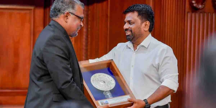 මහින්ද විශ්‍රාම යයි! අමාරු කාලයේ රට ඉස්සරහට අරගෙන ආවාට අනුර මහින්දට ස්තූති කරයි! PHOTOS I Sri Lanka Latest News
