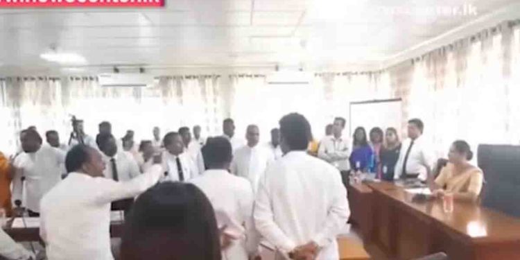 ‘රහස් ඡන්දෙත්’ උස්සගෙන සාරංගිකා කොමසාරිස්තුමිය යන යන තැන කචල්! මතුගමත් අලි කචල් එකක්! සජබය විවෘත ඡන්දයක් අරන් සභාව පිහිටෙව්වේ ලොකු ෆයිට් එකක් දීලා! VIDEO I Sri Lanka Latest News