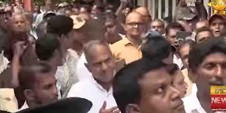 පැල්මඩුල්ල සභාව පිහිටුවීමේදී ගිනිවිජ්ජුම්බරයක්! එහේ කොමසාරිස්තුමාත් බස්නාහිර කොමසාරිස්වරිය ගිය පාරේම ගිහින්! මාලිමාවේ අය කලින්ම විපක්ෂයේ මන්ත්‍රීවරුන්ගේ ගෙවල්වලට ගිහින් රහස් ඡන්දෙකට සහාය ඉල්ලලා! ලොකු ලොකු ගණන් දෙන්නම් කියලා! හඬ පටත් තියෙනවාලු! VIDEO I Sri Lanka Latest News
