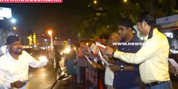 ‘කියලා කියලා බොරුම කියලා.. ආණ්ඩුවක් ගත්තෙ උඹලා.. රට කන්නද කියපල්ලා..!’ 33%කින් අඩු කරනවා කියලා බලය අරන් 15%කින් කරන්ට් බිල වැඩි කරපු ආණ්ඩුවට එරෙහිව මහරගම මහ රෑ පන්දම් විරෝධයක්! VIDEO I Sri Lanka Latest News