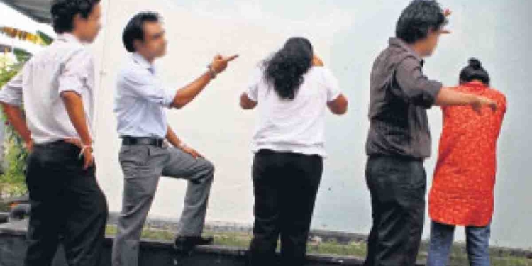 කොච්චර ළමයි සියදිවි නසා ගත්තත් මේ තිරිසන්නු පාඩමක් ඉගෙන ගන්නේ නෑ! නවක වදය ඉවසාගන්න බැරිව කුලියාපිටිය කාර්මික විද්‍යාලයේ සිසුවියකුත් දිවිනසා ගන්න වැවට පැනලා! පොලිසිය සිසුන් 3ක්-සිසුවියක් අත්අඩංගුවට අරන්! කටක් ඇරලා කියන්නවත් බැරි විදිහට වද දීලලු!  I Sri Lanka Latest News