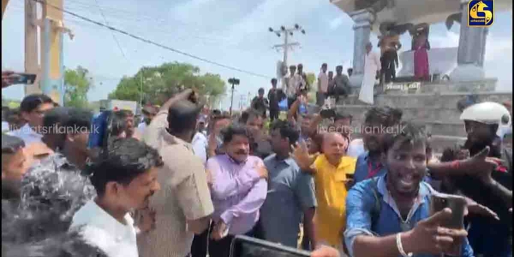 මාලිමා කැබිනට් ඇමැතිව යාපනේ මිනිස්සු එළවලාම දමයි! හූ තියයි..! කෑ ගසයි..! පන්නා දමයි..! සපත්තු දාලා දුවයි! VIDEO & PHOTOS I Sri Lanka Latest News