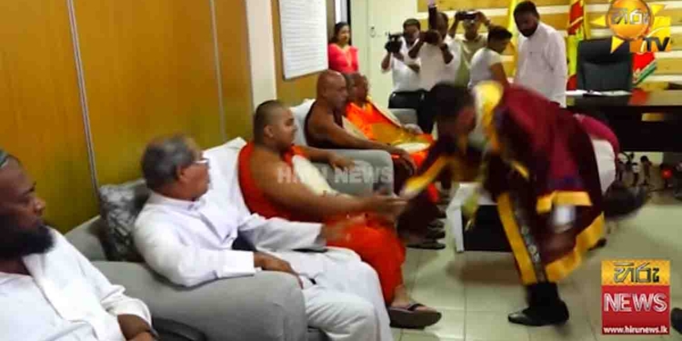 අසුබ පෙරනිමිත්තක්ද? වැඩ බාරගත්ත මොහොතේ කඩුවෙල අලුත් නගරාධිපති කකුල පැටලිලා වැටුණේ ඇයි? VIDEO I Sri Lanka Latest News