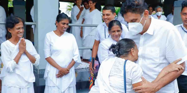 විපක්ෂනායක කාර්යාලය සංවිධාන කරන පෝදා ධර්ම දේශනාව  පොසොන් දා තිබුණේ පන්නිපිටිය දෙව්රම් වෙහෙරේදී! PHOTOS I Sri Lanka Latest News