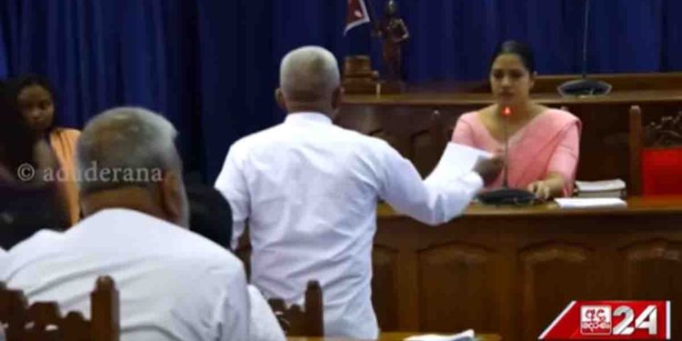 කොළඹ දාපු ජිල්මාට් එකම සීතාවක දාන්න ගිහින් කොළඹ කොමසාරිස්වරිය හොඳම එකෙන් අහගනී! මේ කොළඹ නෙමෙයි සීතාවක! එහේ දාපු සෙල්ලම් මෙහේ දාන්න එන්න එපා! VIDEO I Sri Lanka Latest News