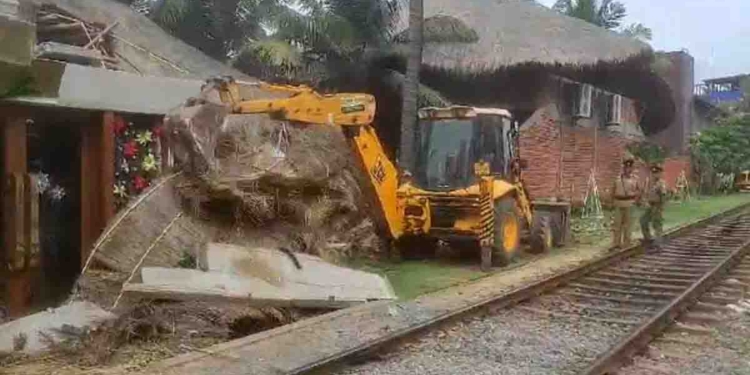 ප්‍රබල DIGලා SPලා ඇතුලු 1000ක පමණ කැරලි මර්දන හමුදාවක් ඇවිත් කඩා දැමූ දෙහිවල මුහුද අයිනේ තිබ්බ ප්‍රසිද්ධ හෝටලයක් කඩන්න නියෝග දුන් ප්‍රබලයාගේ නම එළියට එයි! VIDEO I Sri Lanka Latest News